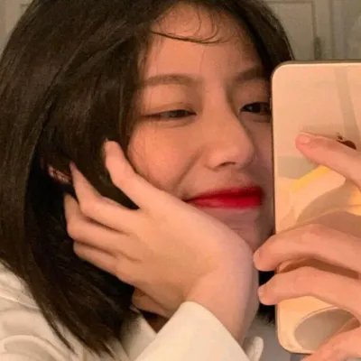 坐在酒吧里吃蛋糕